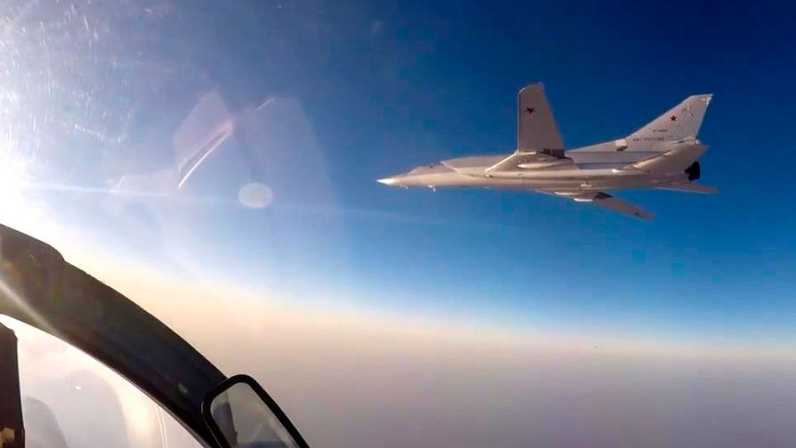 Дальний бомбардировщик Ту-22М3 во время нанесения удара осколочно-фугасными боеприпасами по&nbsp;объектам ИГ (организация запрещена в России) вокруг осажденного Дэйр-эз-Зора

