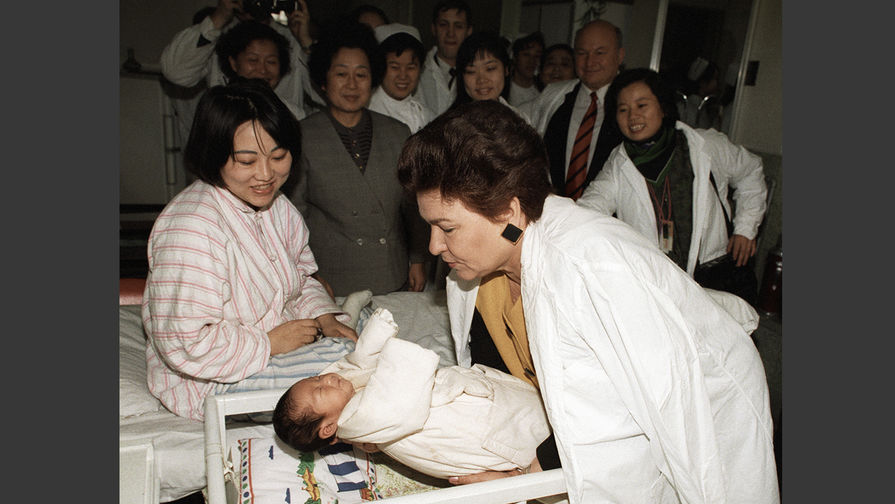 1992 год. Наина Ельцина во время посещения Пекинского центра охраны материнства