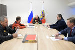 Министр обороны России Сергей Шойгу, премьер-министр Дмитрий Медведев и президент Владимир Путин в здании комплекса «Арктический трилистник» на острове Земля Александры архипелага Земля Франца-Иосифа, 29 марта 2017 года