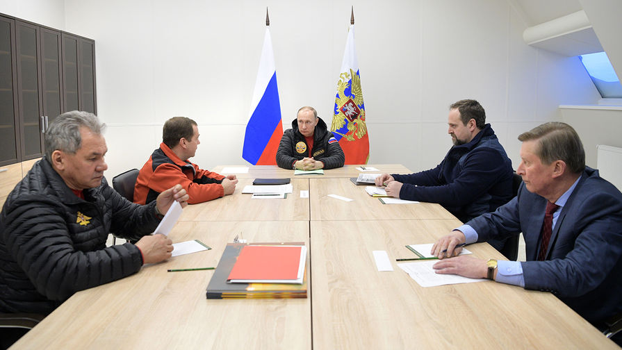 Министр обороны России Сергей Шойгу, премьер-министр Дмитрий Медведев и президент Владимир Путин в&nbsp;здании комплекса &laquo;Арктический трилистник&raquo; на&nbsp;острове Земля Александры архипелага Земля Франца-Иосифа, 29&nbsp;марта 2017&nbsp;года