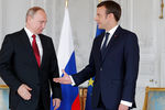 Президент Франции Эммануэль Макрон и президент РФ Владимир Путин во время встречи в Версале