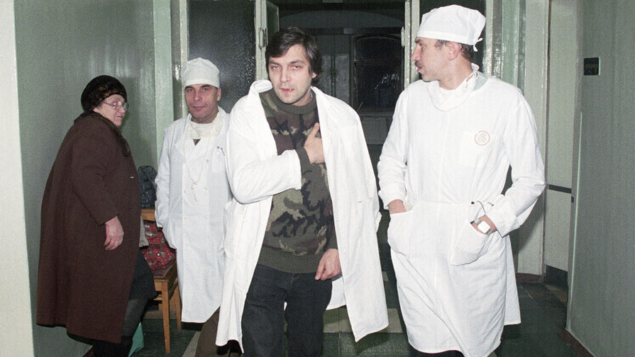Александр Невзоров покидает госпиталь после покушения, которое было совершено 13 декабря 1990 года