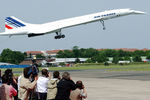 Самолет &laquo;Конкорд&raquo; во время посадки в&nbsp;Ле-Бурже во время авиашоу в&nbsp;Париже, 2003&nbsp;год