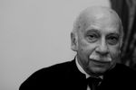 <b>Гия Канчели (10 августа 1935 – 2 октября 2019) </b> Советский и грузинский композитор, пианист, педагог. Народный артист СССР. Композитор прославился не только операми и симфоническими произведениями, но и музыкой для театральных спектаклей. Широкой публике он был известен благодаря музыке к фильмам Георгия Данелии, среди которых «Мимино», «Кин-дза-дза», «Не горюй»