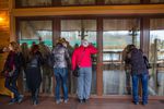 Люди заглядывают в окна оставленной резиденции президента Украины Виктора Януковича «Межигорье» под Киевом