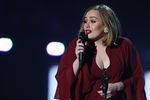 Адель выступает на церемонии Brit Awards 2016