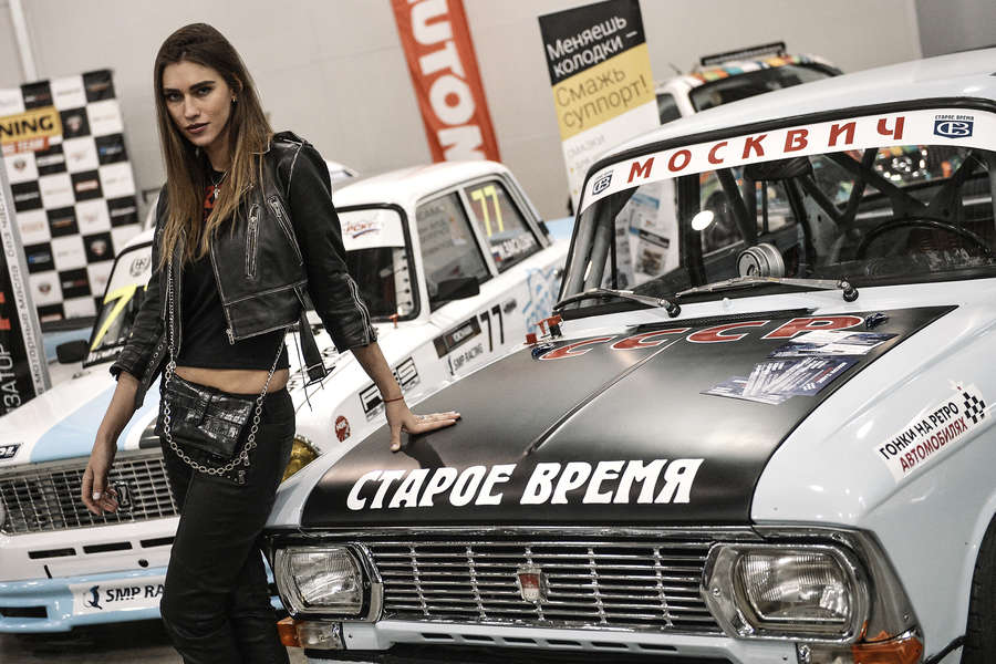 Девушка у&nbsp;автомобиля &laquo;Москвич&raquo; на&nbsp;выставке &laquo;Московское Тюнинг Шоу&raquo; в&nbsp;международном выставочном центре &laquo;Крокус Экспо&raquo; в&nbsp;Москве, 2015&nbsp;год