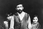 Кадр из художественного фильма «Мелодии Верийского квартала» (1973). Киностудия «Грузия-фильм». Режиссер Георгий Шенгелая. В главной роли артист Вахтанг Кикабидзе. В роли дочерей возчика Павле — юные актрисы Ия Нинидзе (слева) и Майя Канкава