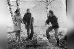 <b>Вера Алентова (Катерина), Наталья Вавилова (Александра) и Алексей Баталов (Гоша) на съемках фильма «Москва слезам не верит» (1979)</b>
<br>
<br>Картина вышла на большие экраны 11 февраля 1980 года. Ее посмотрело около 85 млн зрителей, она оказалась в списке абсолютных лидеров советского кинопроката и была признана лучшим фильмом года – по мнению читателей журнала «Советский экран».
<br>
<br>В 1981 году исполнители главных ролей, режиссер Владимир Меньшов и художник-постановщик Саид Меняльщиков были удостоены Государственной премии СССР. В том же году мелодрама «Москва слезам не верит» обошла именитых соперников и получила премию «Оскар» как лучший фильм на иностранном языке.
