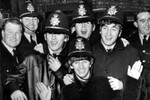 Участники группы The Beatles (Джордж Харрисон, третий слева, Пол Маккартни, Джон Леннон и Ринго Старр на первом плане) и сотрудники британской полиции на Ипподроме в Бирмингеме, 10 ноября 1963 года