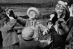1963 год. Артистки Рина Зеленая (в центре) и Людмила Шагалова в фильме «Сказка о потерянном времени» режиссера Александра Птушко