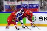 Игрок сборной России Богдан Киселевич и игрок сборной Словакии Томаш Юрчо (справа налево) в матче группового этапа чемпионата мира по хоккею между сборными командами России и Словакии.