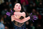 Софья Самоделкина выступает в произвольной программе на чемпионате России — 2022
