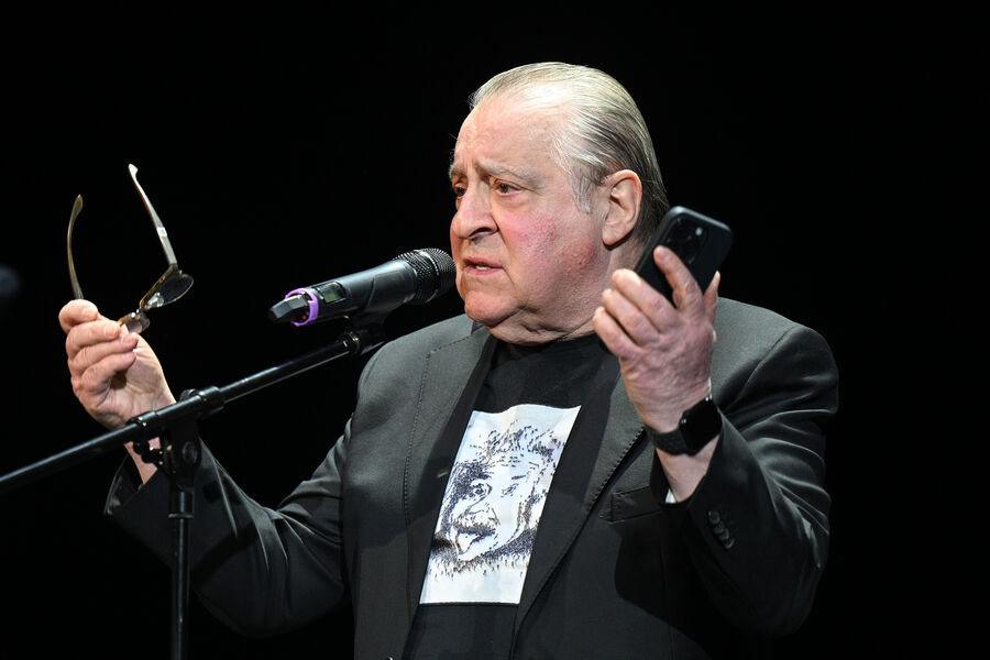 Геннадий Хазанов на&nbsp;вечере &laquo;Однажды еще что-нибудь произойдет...&raquo; в&nbsp;Государственном академическом театре имени Моссовета, 2025&nbsp;год