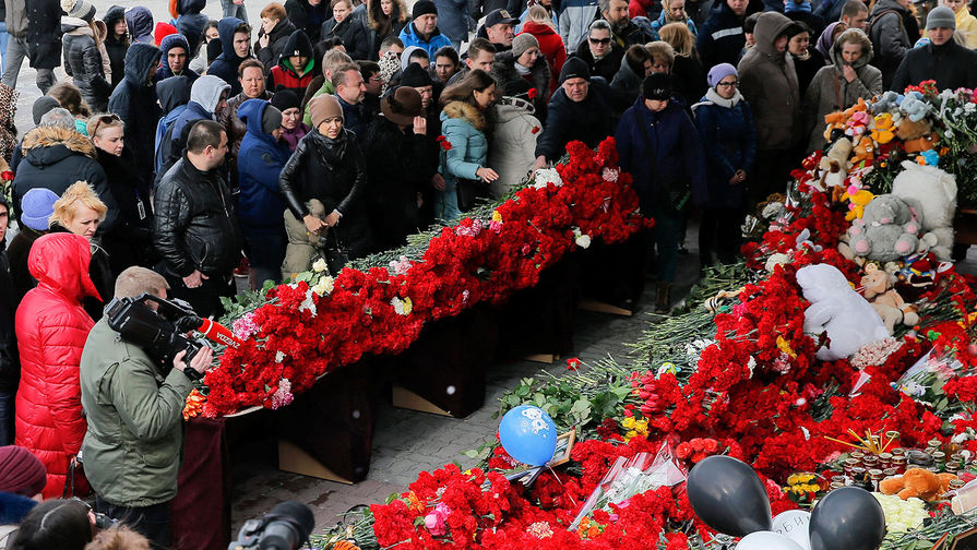 Люди возлагают цветы к&nbsp;мемориалу в&nbsp;память о&nbsp;погибших в&nbsp;катастрофе Boeing-737-800 в&nbsp;аэропорту Ростова-на-Дону