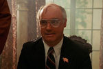 <b>«Голый пистолет» (1988)</b>
<br>
Британский актер Дэвид Ллойд Остин умудрился сыграть генерального секретаря ЦК КПСС дважды — помимо «Рокки 4», в комедии «Голый пистолет». Правда, Горбачев появляется там только в самом начале: по сюжету политик вместе с Муаммаром Каддафи, аятоллой Хомейни и Фиделем Кастро готовит теракт против США. Внезапно на встречу врывается американский лейтенант Фрэнк Дребин, срывает чалму Хомейни и стирает родимое пятно с головы Горбачева

