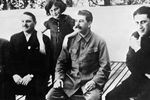 Генеральный секретарь ЦК партии Иосиф Виссарионович Сталин (второй справа), секретарь ЦК Андрей Александрович Жданов (второй слева) и дети И.В. Сталина Василий (слева), Светлана (второй слева) и Яков (справа), 1930 год