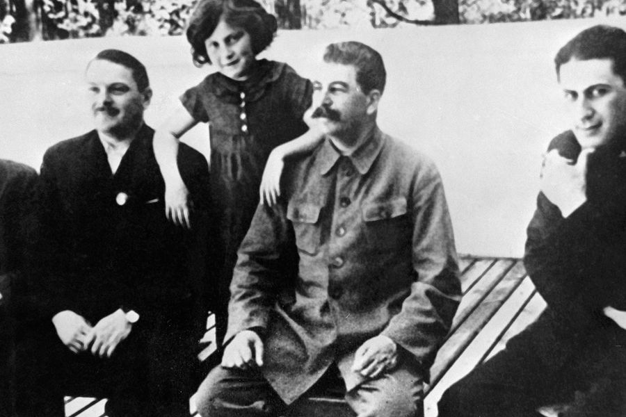Генеральный секретарь ЦК партии Иосиф Виссарионович Сталин (второй справа), секретарь ЦК Андрей Александрович Жданов (второй слева) и дети И.В. Сталина Василий (слева), Светлана (второй слева) и Яков (справа), 1930&nbsp;год