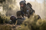Джейк Джилленхол и Дар Салим в фильме «Переводчик» (2022)
