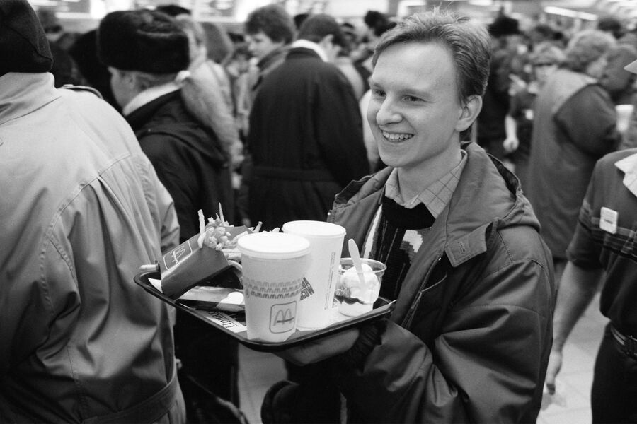 Посетитель ресторана &laquo;Макдоналдс&raquo; в&nbsp;день его открытия на&nbsp;Пушкинской площади в&nbsp;Москве, 31&nbsp;января 1990&nbsp;года