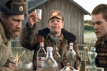 <b>9-е место. «Особенности национальной охоты» (1995)</b>
<br><br>
Комедийное великолепие суровых 90-х, где предпочитали снимать либо чернуху, либо околотреш. «Особенности национальной охоты» смотрятся актуально и в 2025 году, а количеству местных крылатых цитат, пошедших в народ, могла бы позавидовать, думается, любая советская классика.