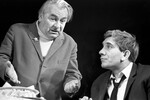 Актеры Владимир Всеволодов (слева) и Армен Джигарханян в спектакле «Дым Отечества» на сцене Московского театра имени Ленинского комсомола, 1967 год