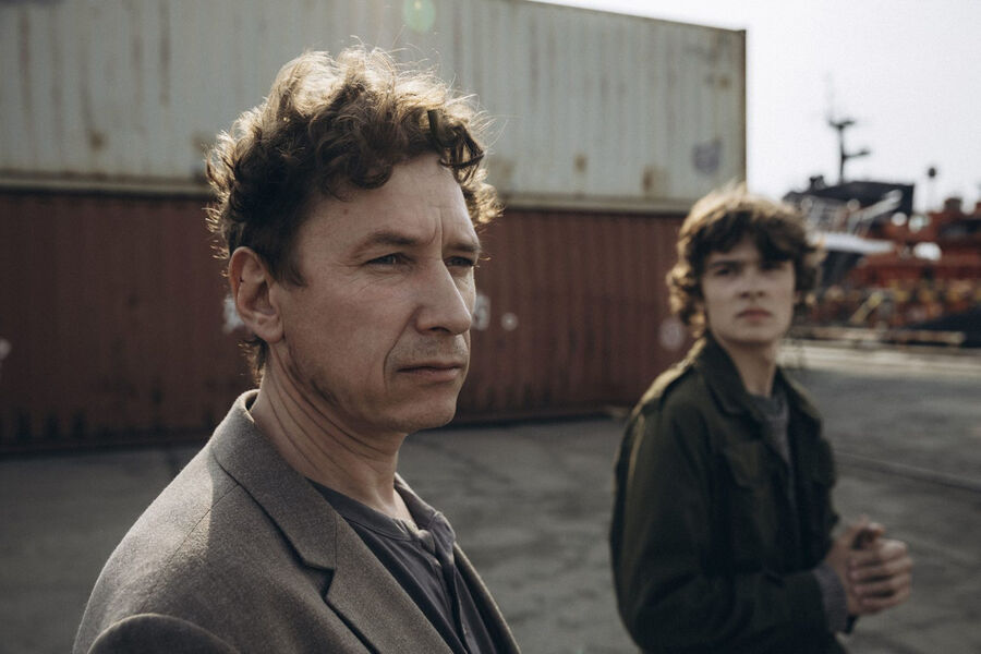 <b>«Обнальщик» – 1 сезон, реж. Борис Акопов</b>
<br><br>
<b>Где и когда смотреть:</b> на Wink — с 13 ноября
<br><br>
Криминальная драма автора «Быка» и «Кэт» Бориса Акопова с Александром Яценко («Аритмия») в главной роли – о человеке, который из-за долгов начинает обналичивать миллионы для бандитов Дальнего Востока.