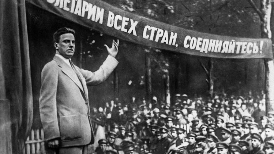 Поэт Владимир Маяковский (1893-1930) выступает на митинге перед красноармейцами. Москва, 1929 год.