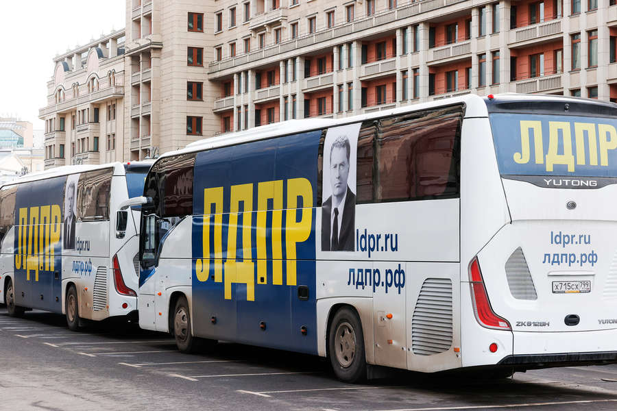 Брендированные автобусы ЛДПР у&nbsp;здания Госдумы РФ в&nbsp;Москве, 8&nbsp;апреля 2022&nbsp;года