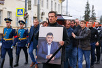Актер Андрей Мерзликин во время выноса гроба с телом художественного руководителя Ярославского театра драмы, режиссера и актера Сергея Пускепалиса после прощания в Ярославском театре драмы имени Ф. Волкова, 22 сентября 2022 года