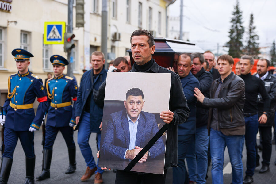 Актер Андрей Мерзликин во время выноса гроба с&nbsp;телом художественного руководителя Ярославского театра драмы, режиссера и актера Сергея Пускепалиса после прощания в&nbsp;Ярославском театре драмы имени Ф. Волкова, 22&nbsp;сентября 2022&nbsp;года