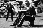 Пеле у отеля в Лондоне перед матчем сборных Бразилии и Англии, 1963 год