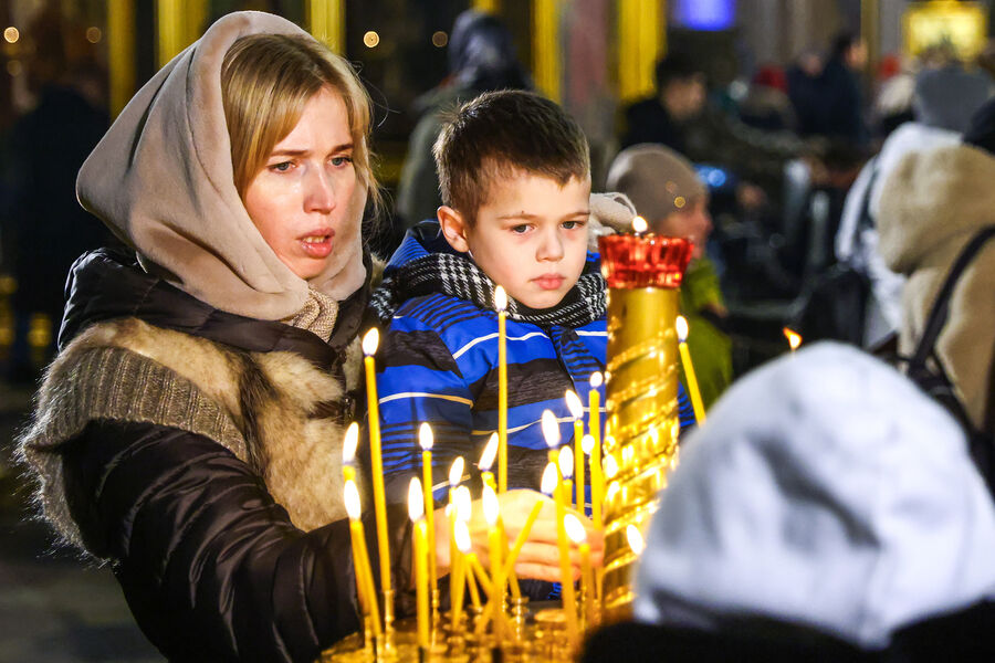 Прихожане во время праздничного богослужения по&nbsp;случаю Рождества Христова в&nbsp;Казанском кафедральном соборе в&nbsp;Санкт-Петербурге