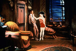 <b>«Параллельный мир», Ральф Бакши (1992)</b>
<br><Br>
Фильм «Параллельный мир» явно был вдохновлен комедией «Кто подставил кролика Роджера» — но направлен на более взрослую аудиторию. Критики назвали его утрированной и откровенной пародией на фильм Роберта Земекиса.
<br><Br>
По сюжету автор комиксов Джек Дибс оказался в придуманном им мире и влюбился в собственного персонажа — красотку Холли Вуд, которую озвучила Ким Бэйсингер. Нарисованная женщина мечтает стать реальной, но для этого ей нужен настоящий мужчина — им становится детектив Фрэнк Харрис, которого сыграл Питт.
