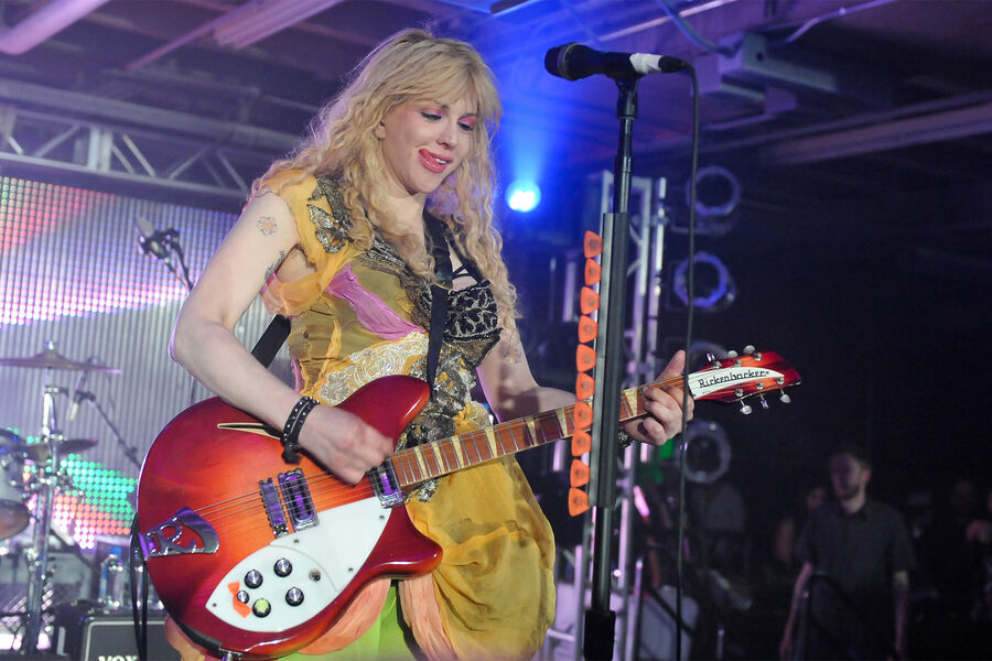 Кортни Лав во время выступления с&nbsp;группой Hole на&nbsp;фестивале SXSW 2010&nbsp;в&nbsp;Техасе
