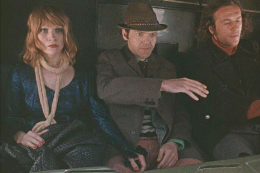 <b>«Познавая белый свет» (1978)</b>
<br><br>
Нина Русланова сыграла здесь главную роль &mdash; штукатурщицы Любы, которая разрывается между&nbsp;своим другом, грубоватым шофером Николаем, и водителем грузовика Михаилом.
