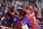 Никита Кучеров поздравляет Андрея Василевского с победой