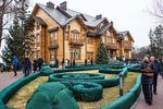 Люди гуляют по территории оставленной резиденции президента Украины Виктора Януковича «Межигорье» под Киевом