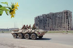 Российские войска во время патрулирования улиц Грозного, 25 июня 1995 года