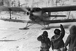Самолет Ан-2 после доставки грузов и почты в камчатское село Эммо, 1964 год