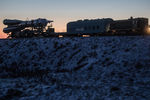 Во время вывоза ракеты-носителя «Союз-ФГ» с транспортным пилотируемым кораблем «Союз МС-07» из монтажно-испытательного корпуса на стартовую площадку космодрома Байконур