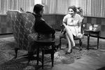 В США в 1967 году Светлана Аллилуева публикует «Двадцать писем к другу», в которых вспоминает о своем отце и нравах кремлевских обитателей. Книга становится мировой сенсацией. Аллилуева пишет о Сталине, который, по ее мнению, повсюду видел врагов: «Это было уже патологией, это была мания преследования от опустошения, от одиночества… Он был предельно ожесточен против всего мира». Однако больше Аллилуева говорит не об отце, а о своей не сложившейся жизни за кремлевскими стенами, которая была наполнена потерями, разочарованиями и утратами. Некоторые СМИ утверждали, что публикация принесла Аллилуевой значительный гонорар — порядка $2,5 млн.
<br>Светлана Аллилуева во время интервью для Национального образовательного телевидения в Нью-Йорке по случаю выхода книги, 2 октября 1967 года
