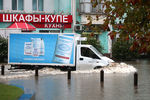 Автомобиль на&nbsp;одной из&nbsp;затопленных улиц в&nbsp;городе, 13&nbsp;августа 2021&nbsp;года