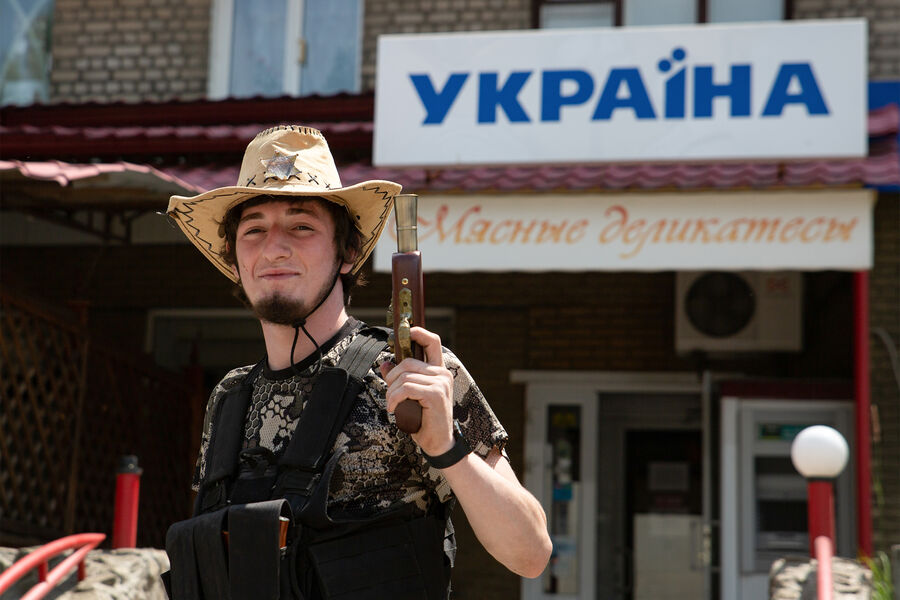 Мужчина у&nbsp;мясного магазина в&nbsp;Лисичанске, июль 2022&nbsp;года