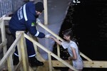Верующая во время крещенских купаний на набережной Спортивной гавани во Владивостоке, 18 января 2025 года