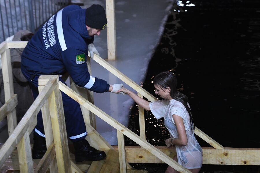 Верующая во время крещенских купаний на&nbsp;набережной Спортивной гавани во Владивостоке, 18&nbsp;января 2025&nbsp;года