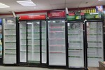 Пустые полки, на которых раньше стоял алкоголь, в одном из магазинов в Вологде