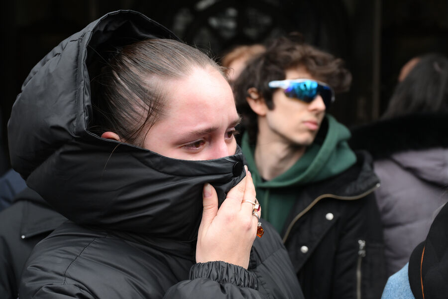 Церемония прощания с&nbsp;рэпером Пашей Техником возле храма Петра и Павла в&nbsp;Лефортово в&nbsp;Москве, 11&nbsp;апреля 2025&nbsp;года 