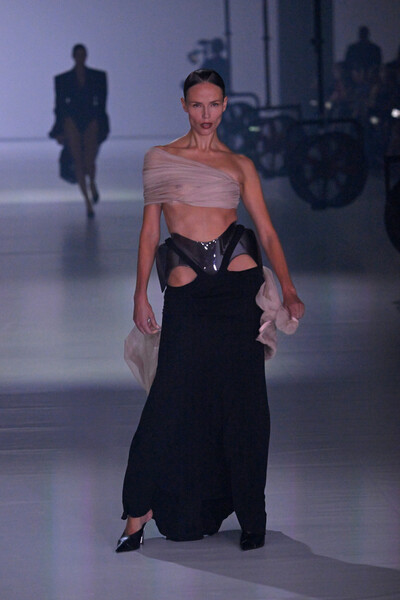 Модель Наташа Поли на&nbsp;показе коллекции Mugler во время Парижской недели моды, 2023&nbsp;год
