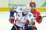 Опытнейший Сергей Федоров (№18) не пускает к шайбе спартаковца Алексея Заварухина